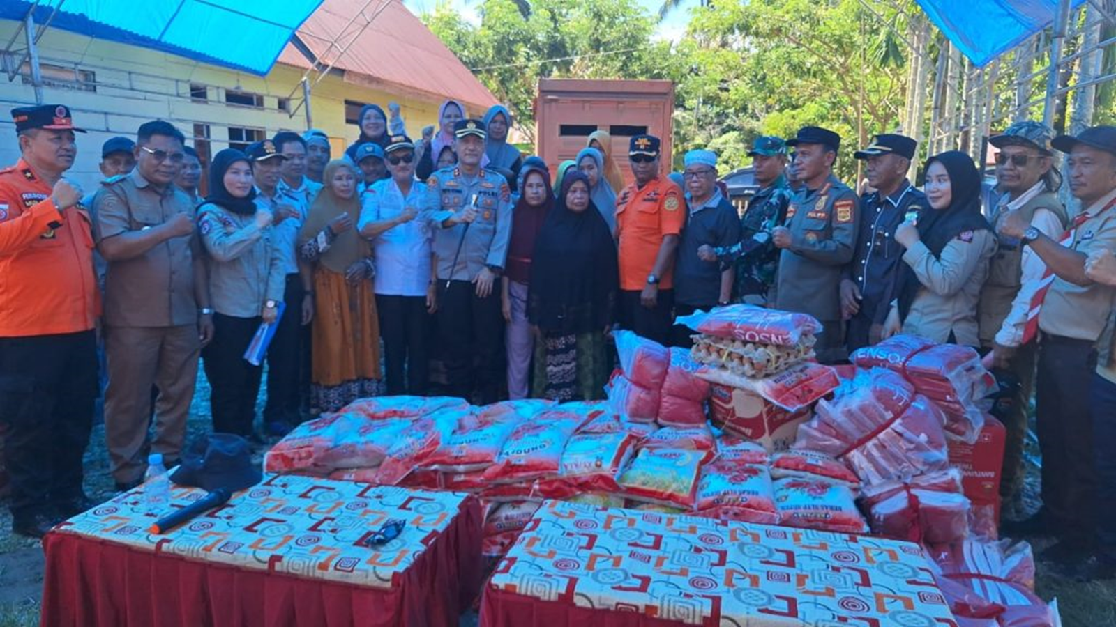 Bersama Wakil Bupati, Kapolres Konut Serahkan Bansos, Wujud Kepedulian Kepada Warga Terdampak Banjir