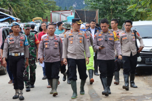 Tanggap Bencana, Polres Konawe Utara Terjunkan Personel Bantu Evakuasi Fasilitas Warga
