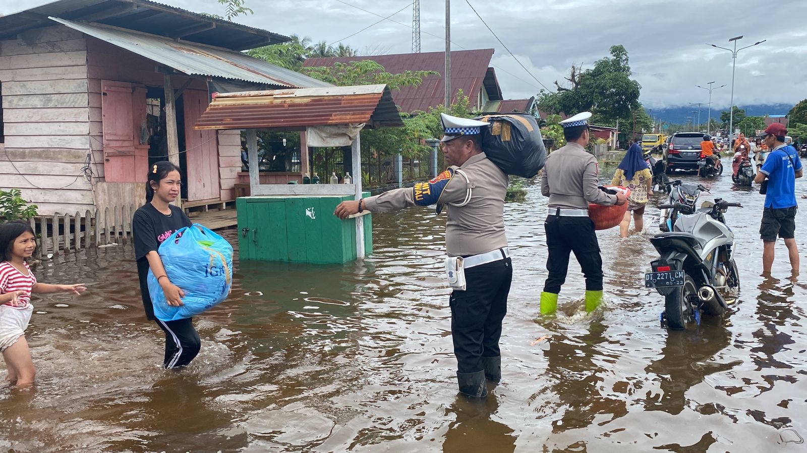Tanggap Bencana, Polres Konawe Utara Terjunkan Personel Bantu Evakuasi Fasilitas Warga
