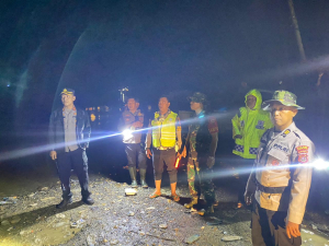 Kapolres Konut Pimpin Langsung Penertiban Antrian Kendaraan dan Layanan Kesehatan di Lokasi Banjir