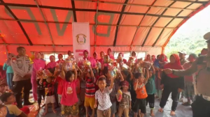 Bhayangkari Cabang Konawe Utara Gelar Trauma Healing dan Berikan Bantuan Anak-Anak Korban Banjir<br>