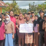 Ratusan Orang tua Siswa SMAN 1 Lasolo lakukan aksi spontan tuntut Kepsek SMAN 1 Lasolo mundur dari Jabatanya