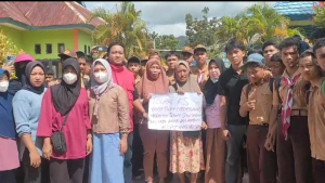 Ratusan Orang tua Siswa SMAN 1 Lasolo lakukan aksi spontan tuntut Kepsek SMAN 1 Lasolo mundur dari Jabatanya