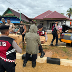 Kali Anggomate Kembali Meluap, Dipimpin Kapolres Konut Personel Gerak Cepat Bantu Evakuasi Warga
