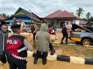 Kali Anggomate Kembali Meluap, Dipimpin Kapolres Konut Personel Gerak Cepat Bantu Evakuasi Warga
