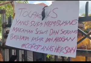Aksi Protes Kepsek SMA 1 Lasolo Berujung Gaji 26 Guru Di tahan. Hippmala : Langkah Kadis Dikbud Tak Berdasar Dan Tak Becus Berikan Solusi Tegas Serta Takut Ganti Kepsek SMAN 1 Lasolo