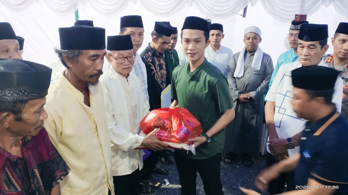 Dalam Rangka Safari Ramadhan Bupati Dan Wakil Bupati Konawe Utara Kembali Memberikan Sejumlah Bantuan Di Kec Sawah