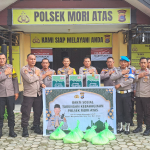 Polisi Berbagi di Bulan Ramadan,  Janda Lansia Buta Katarak di Desa Kolaka Terima Sembako