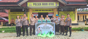 Polisi Berbagi di Bulan Ramadan,  Janda Lansia Buta Katarak di Desa Kolaka Terima Sembako