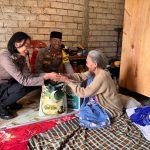 Polisi Berbagi di Bulan Ramadan,  Janda Lansia Buta Katarak di Desa Kolaka Terima Sembako