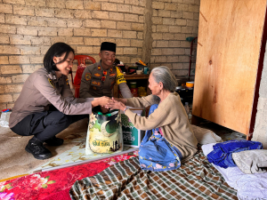 Polisi Berbagi di Bulan Ramadan,  Janda Lansia Buta Katarak di Desa Kolaka Terima Sembako