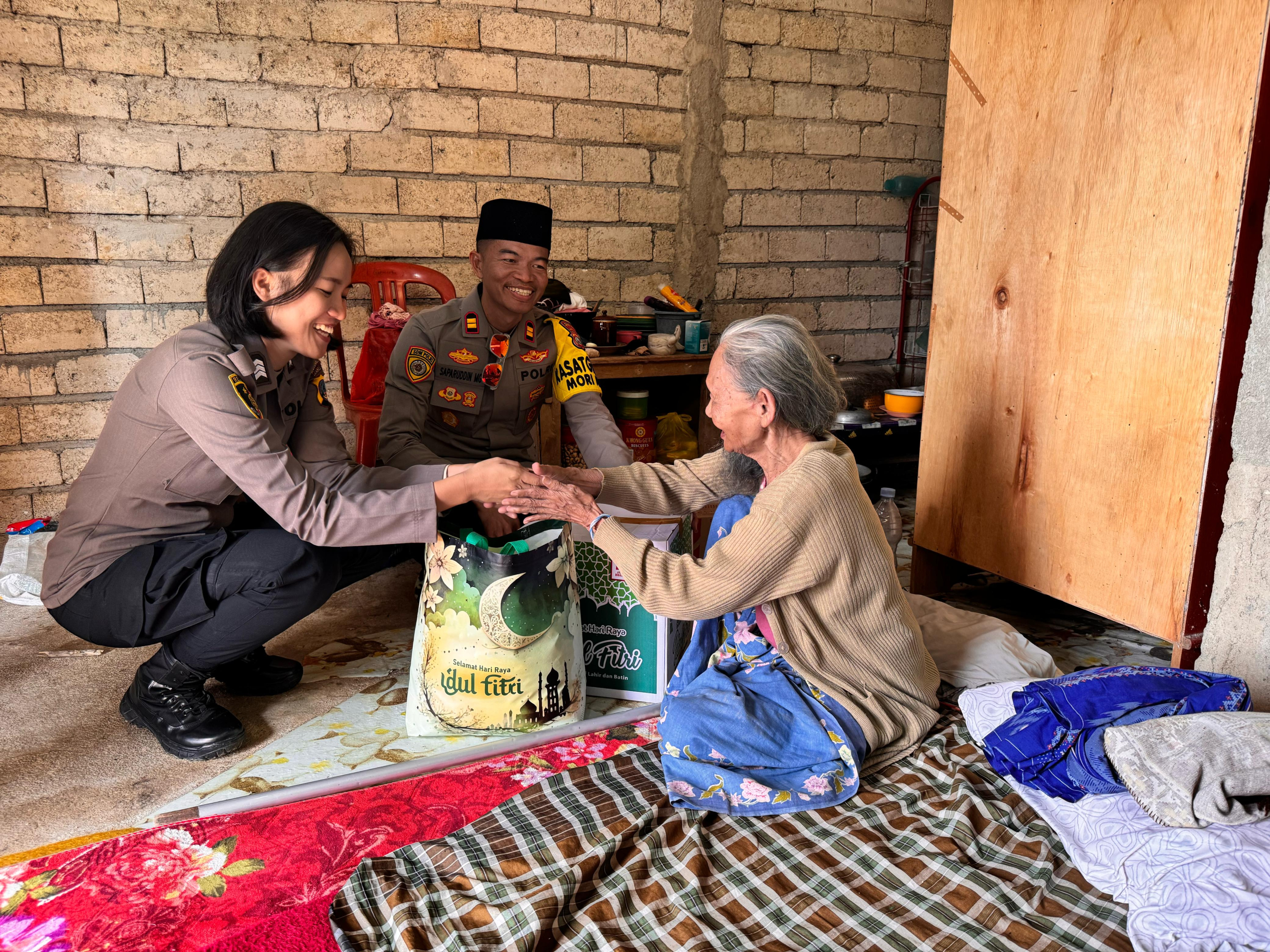 Polisi Berbagi di Bulan Ramadan,  Janda Lansia Buta Katarak di Desa Kolaka Terima Sembako