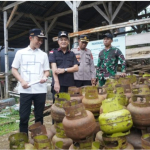 Bupati Dan Wakil Bupati Konut Turun Sidak Gas LPJ 3 Kg Di Kec Wiwirano