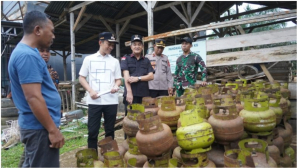 Bupati Dan Wakil Bupati Konut Turun Sidak Gas LPJ 3 Kg Di Kec Wiwirano