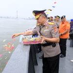 Memberikan Penghormatan Kepada Para Pahlawan, Polda Sultra Lakukan Tabur Bunga Di Teluk Kendari