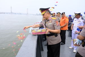Memberikan Penghormatan Kepada Para Pahlawan, Polda Sultra Lakukan Tabur Bunga Di Teluk Kendari