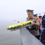 Memberikan Penghormatan Kepada Para Pahlawan, Polda Sultra Lakukan Tabur Bunga Di Teluk Kendari