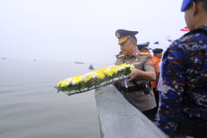 Memberikan Penghormatan Kepada Para Pahlawan, Polda Sultra Lakukan Tabur Bunga Di Teluk Kendari