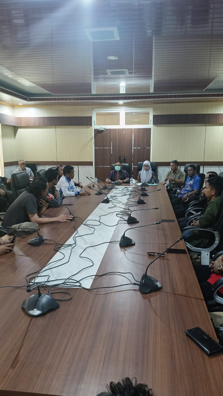 Konsorsium aktivis Sulawesi tenggara bersama organisasi masyarakat bersatu mengelar aksi demonstrasi didepan gedung DPRD provinsi Sulawesi tenggara