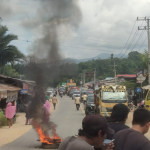 Ribuan warga dari Kecamatan Lambuya dan Puriala memblokir jalan nasional di pertigaan Kecamatan Lambuya