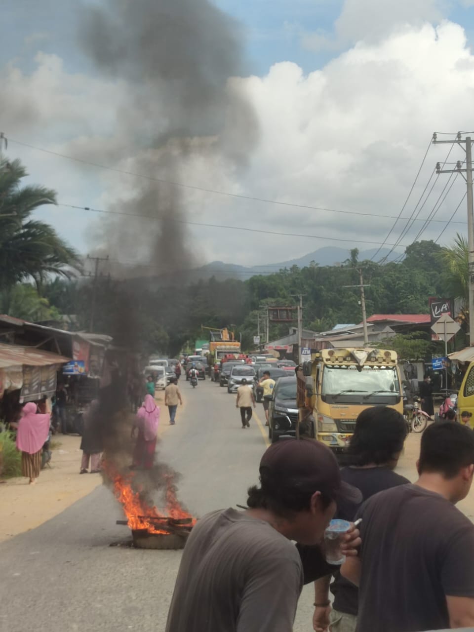 Ribuan warga dari Kecamatan Lambuya dan Puriala memblokir jalan nasional di pertigaan Kecamatan Lambuya