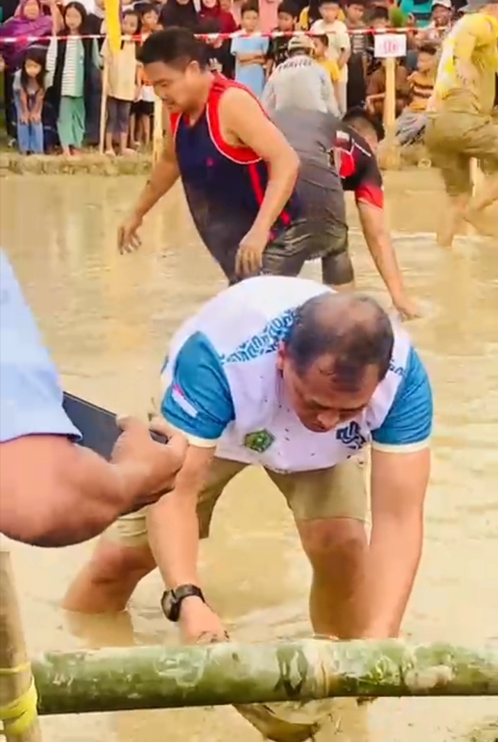 Pemerintah Daerah Kabupaten Konawe menggelar Lomba Tangkap Lele dalam rangka memperingati Hari Ulang Tahun (HUT) ke-80 Republik Indonesia