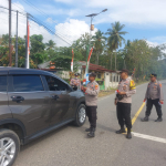 Polsek Sawa Gelar Pembagian Bendera Merah Putih Kepada Pengguna Jalan, Ajak Warga Jaga Kamtibmas dan Kerukunan