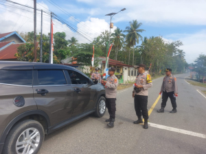 Polsek Sawa Gelar Pembagian Bendera Merah Putih Kepada Pengguna Jalan, Ajak Warga Jaga Kamtibmas dan Kerukunan