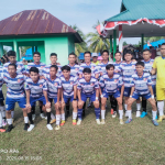 Bupati Konawe Utara Berlaga Di Lapangan Sepak Bola Konasara, Disambut Sorak Meriah Warga