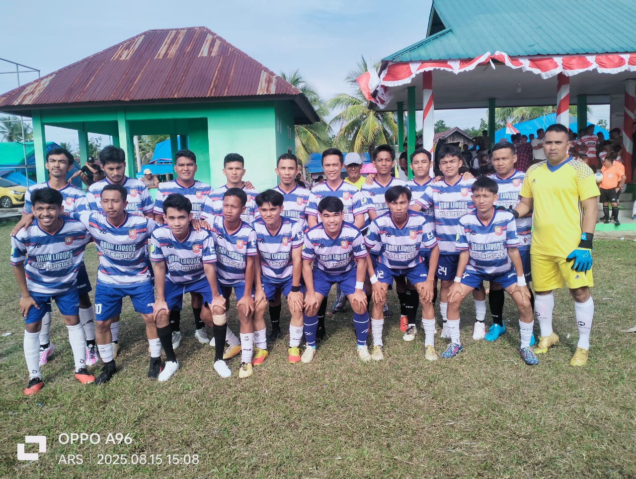 Bupati Konawe Utara Berlaga Di Lapangan Sepak Bola Konasara, Disambut Sorak Meriah Warga