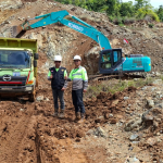 PT.Bumi Konawe Minerina (BKM) Menurunkan Material Untuk Penanganan Abrasi Pantai Desa Mandiodo