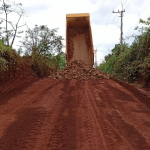 PT Bumi Konawe Minerina (BKM) Turunkan Alat Berat Perbaiki Jalan Licin Poros Tapunggaya