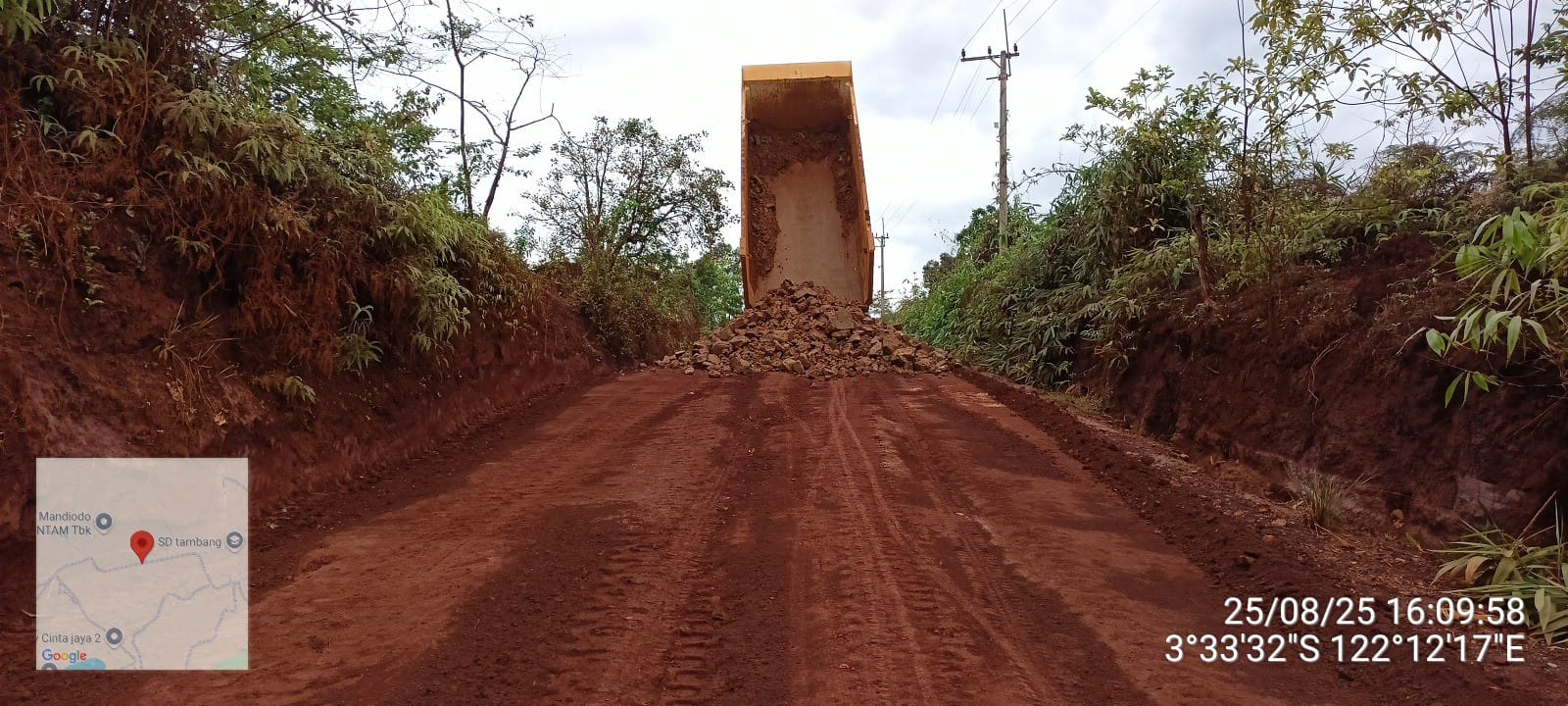 PT Bumi Konawe Minerina (BKM) Turunkan Alat Berat Perbaiki Jalan Licin Poros Tapunggaya