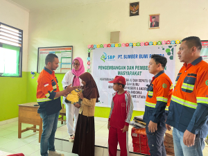 Melalui Program PPM, PT Sumber Bumi Putra (SBP) Serahkan Seragam Sekolah SD Dan SMP