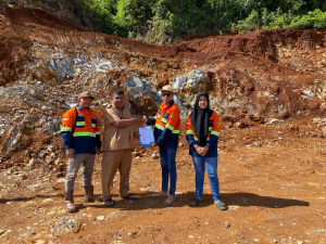 Sinergi PT. Sumber Bumi Putra dan PT. Bumi Konawe Minerina dalam Membangun Musholla di Desa Tapunggaya