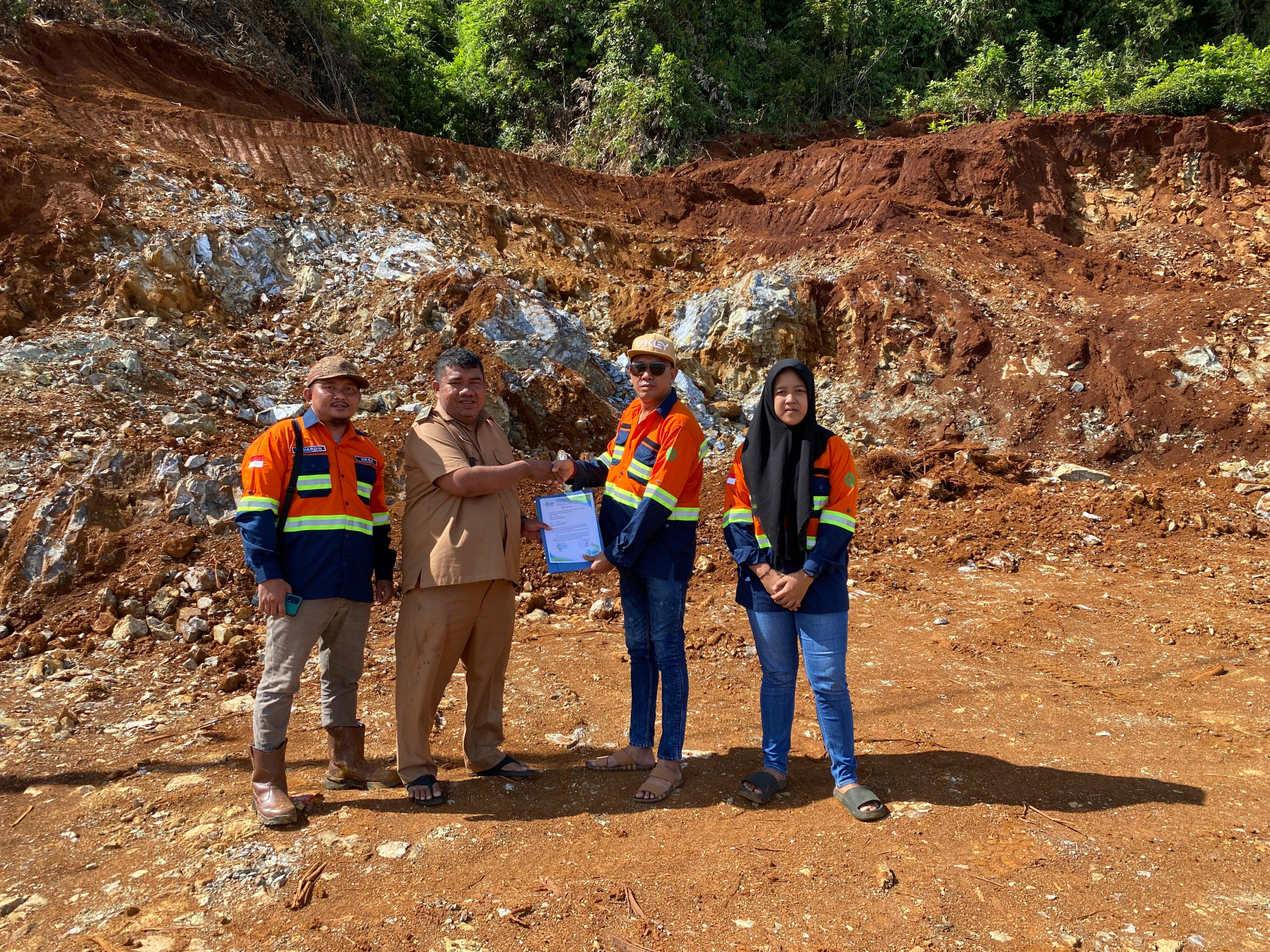 Sinergi PT. Sumber Bumi Putra dan PT. Bumi Konawe Minerina dalam Membangun Musholla di Desa Tapunggaya