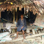 Seorang nenek berumur lansia tanpa identitas tinggal sebatang kara di Desa wowasolo kecamatan Wonggeduku,kabupaten Konawe