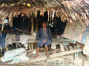 Seorang nenek berumur lansia tanpa identitas tinggal sebatang kara di Desa wowasolo kecamatan Wonggeduku,kabupaten Konawe