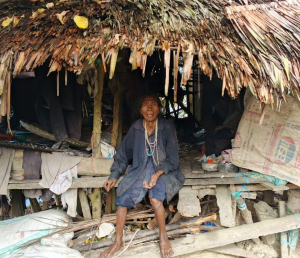 Seorang nenek berumur lansia tanpa identitas tinggal sebatang kara di Desa wowasolo kecamatan Wonggeduku,kabupaten Konawe