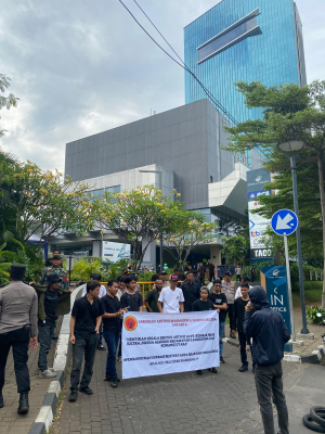 Mahasiswa Sultra Kepung Kantor Pusat PT Kembar Emas Sultra di Jakarta