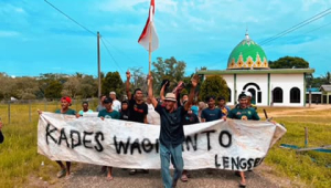Diduga Melakukan Praktek KKN; Kades Lalonona Di Demo Ratusan Warganya