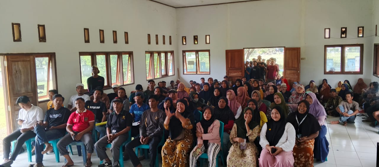 Diduga Melakukan Praktek KKN; Kades Lalonona Di Demo Ratusan Warganya