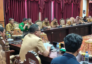 Pemda Konawe Utara Gelar Diskusi Strategis dengan Tim Ekspedisi Patriot UGM di Kawasan Transmigrasi Hialu