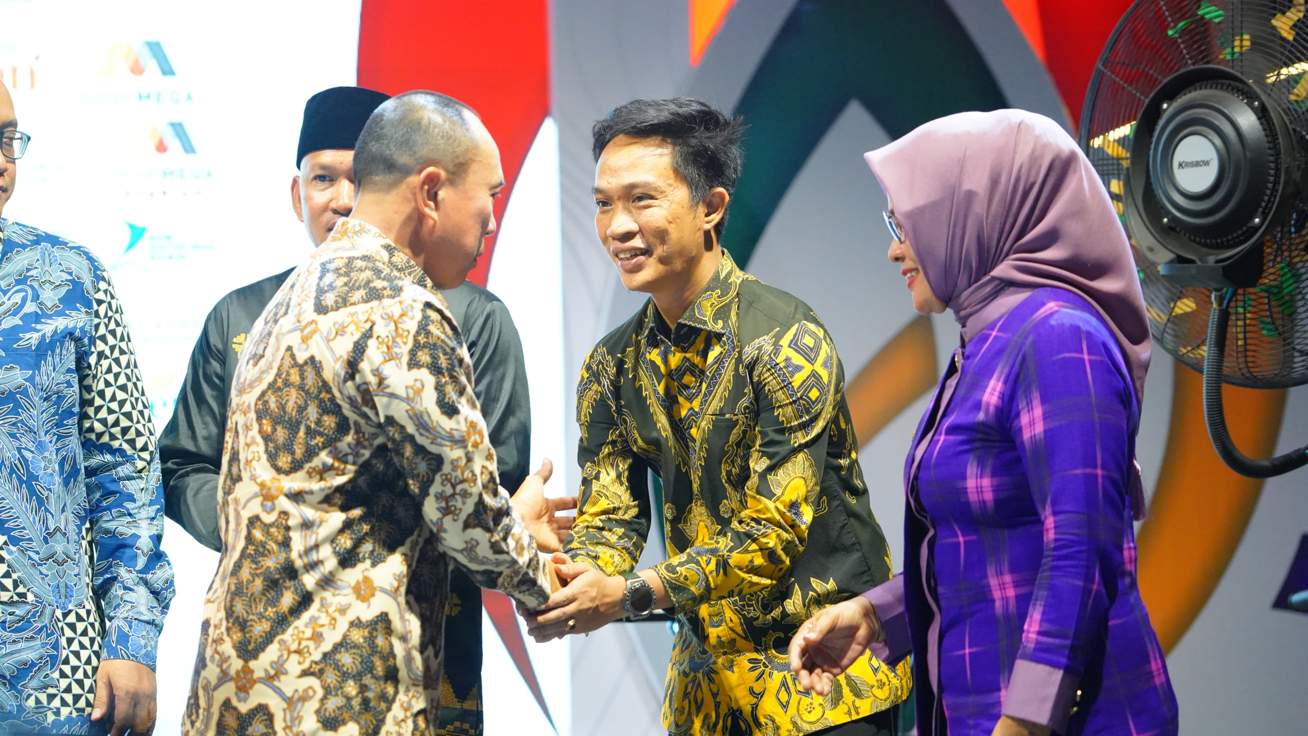 Bupati Konawe Utara Hadiri Puncak Bulan Inklusi Keuangan 2025 di Kendari: Dorong Literasi dan Akses Keuangan Masyarakat