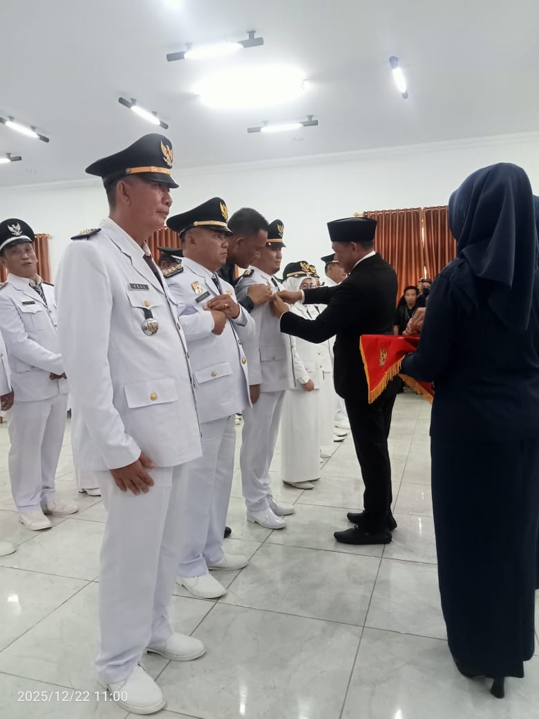 Bupati Konawe H.Yusran Akbar,S.T melantik sejumlah penjabat lingkungan pemerintah kabupaten Konawe yang berjumlah 120 orang