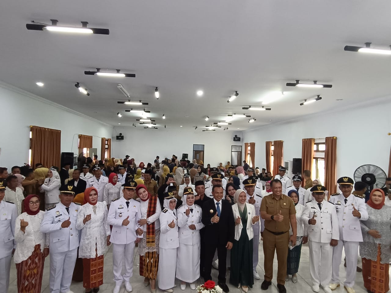 Bupati Konawe H.Yusran Akbar,S.T melantik sejumlah penjabat lingkungan pemerintah kabupaten Konawe yang berjumlah 120 orang