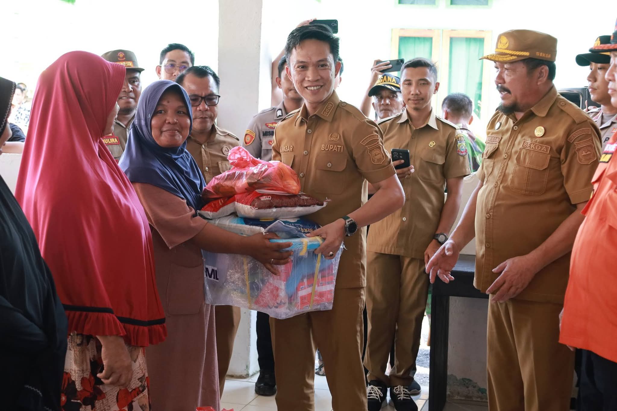 Bupati Ikbar Turun Langsung ke Lokasi Bencana, Pastikan Negara Hadir untuk Korban Puting Beliung di Konawe Utara