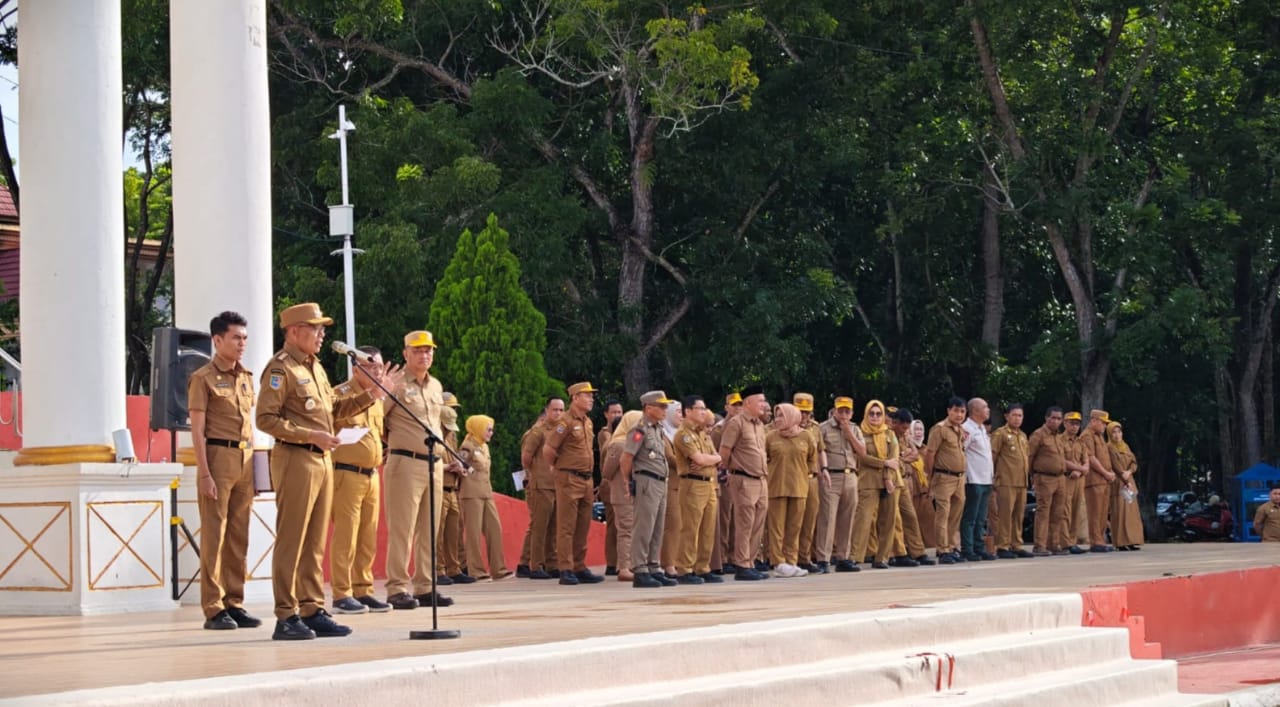Bupati Konawe H.Yusran Akbar,S.T memimpin apel gabungan di pelataran kantor Bupati Konawe di awal tahun 2026