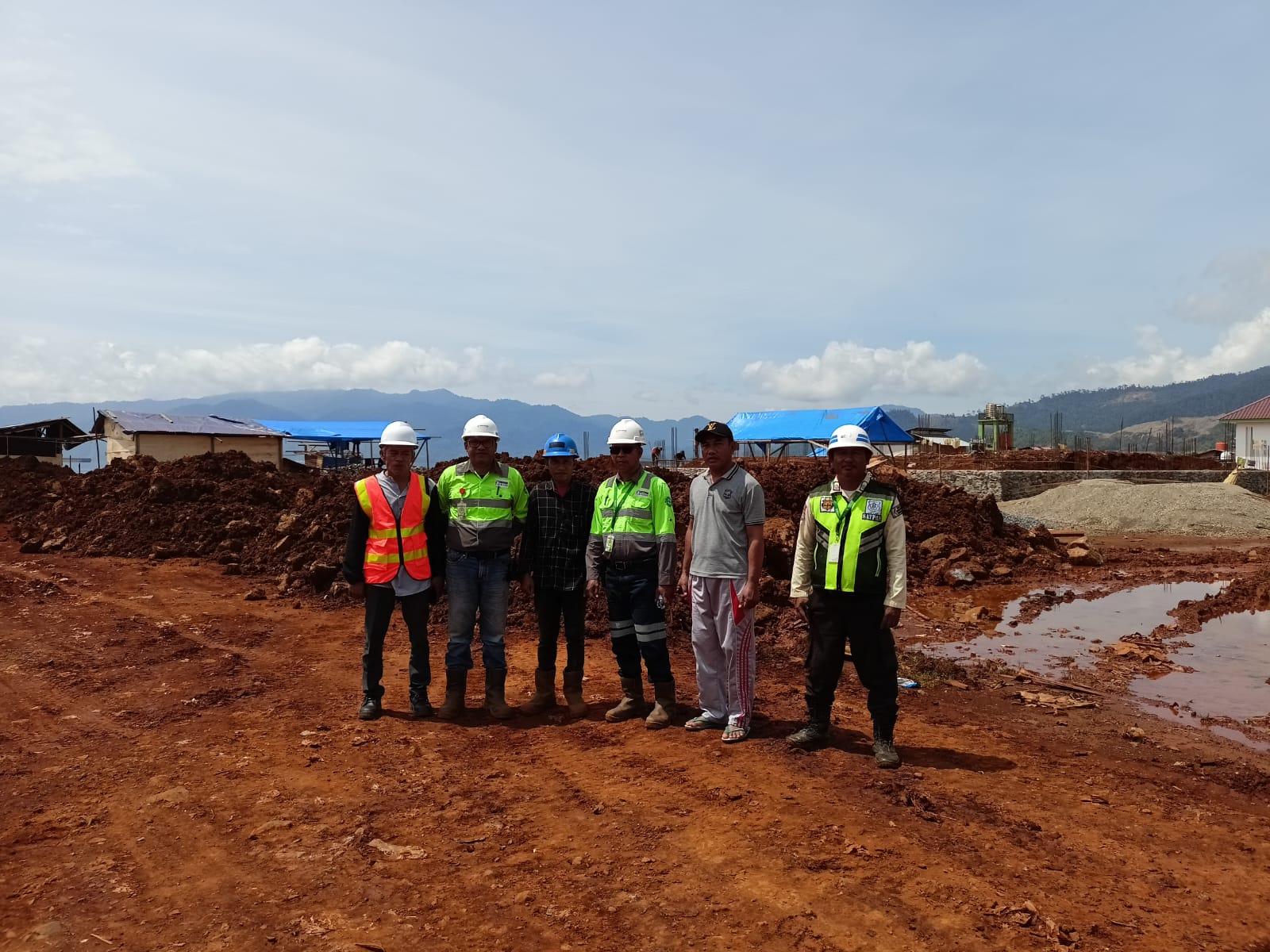 PT Bumi Konawe Minerina Salurkan Program CSR, Timbun Pembangunan Masjid dan Perumahan Warga Desa Tapunggaya