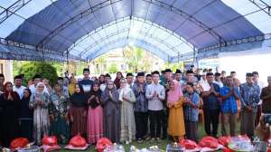 Safari Ramadhan di Motui, Bupati Ikbar Serahkan Sembako dan Pastikan Warga Bisa Beribadah dengan Tenang